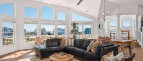 Televisión, chimenea y libros