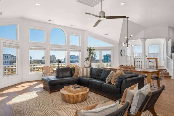 تلفزيون، مدفأة، كُتُب