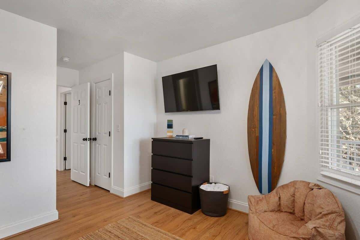 Télévision, cheminée, livres