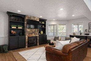 TV, fireplace, books - Private Pool, Ocean Views & 4-Min Walk to the Beach (Corolla)