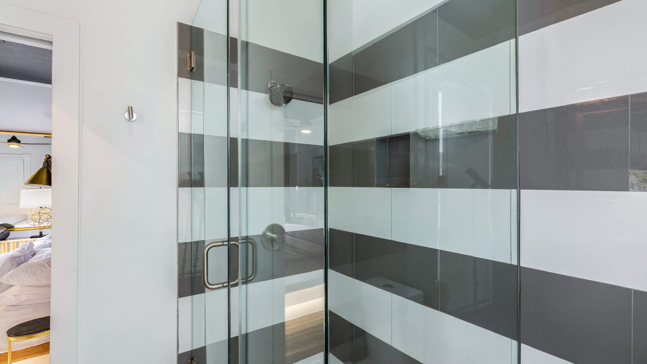 Douche, sèche-cheveux, shampoing