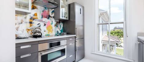 Microonde, forno, piano cottura, lavastoviglie