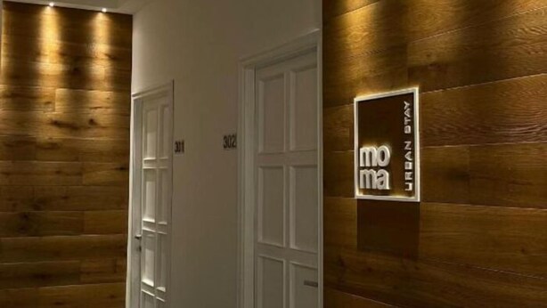 Un pasillo con paneles de madera y un mostrador de recepción.