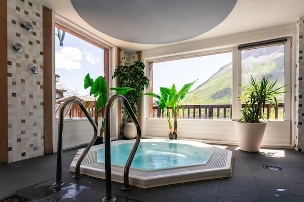 Interior - Wifi, ski-in/ski-out & foot of the slopes, balcony, fireplace or stove, tv, ski locker, 70m², Tignes (Tignes)