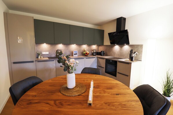 Mikrowelle, Ofen, Herdplatte, Geschirrspüler