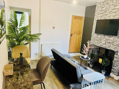 Central 2-bed House - Sleeps 6, Parking & Garden