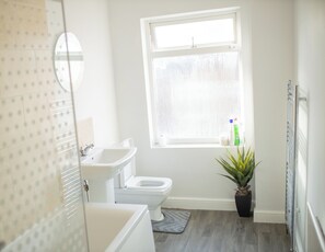 House | Bathroom | Combined shower/bathtub, deep-soaking bathtub, hair dryer, towels - Central 2-bed House - Sleeps 6, Parking & Garden (Leicester)