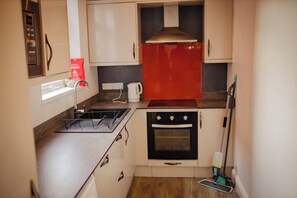 House | Private kitchen | Fridge, microwave, oven, stovetop - Central 2-bed House - Sleeps 6, Parking & Garden (Leicester)
