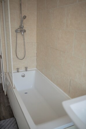 House | Bathroom | Combined shower/bathtub, deep-soaking bathtub, hair dryer, towels