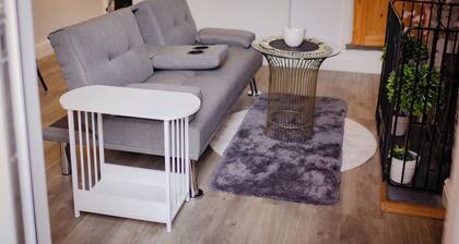 Central 2-bed House - Sleeps 6, Parking & Garden