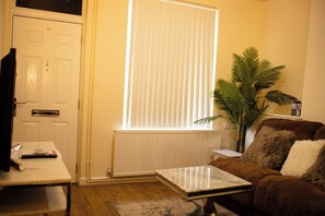 House | Living area | Fireplace - Central 2-bed House - Sleeps 6, Parking & Garden (Leicester)