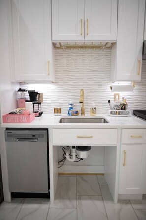 Jääkaappi, mikroaaltouuni, uuni, astianpesukone