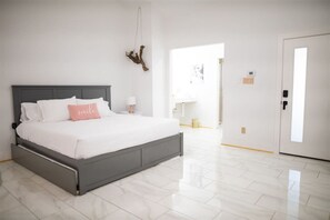 1 bedroom, WiFi, bed sheets - Luxury Champagne Casita-Walk to Main Street-Sleep4 (Fredericksburg)