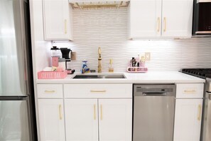 Kühlschrank, Mikrowelle, Ofen, Geschirrspüler