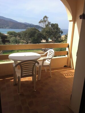Outdoor dining - Pleasant sea view apartment (Calcatoggio)