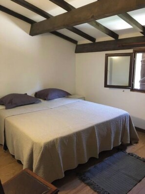 2 bedrooms, iron/ironing board, bed sheets