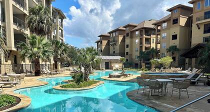 2BDR Condo for 4 with Pool, Hot Tub & View of Marina!