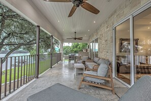 Terrace/patio - Lakefront Stay for 12 with Private Ramp, Dock & Views (Kingsland)
