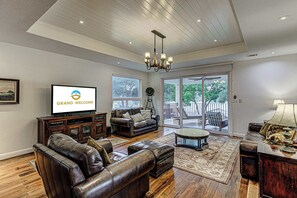 TV, fireplace, offices - Lakefront Stay for 12 with Private Ramp, Dock & Views (Kingsland)