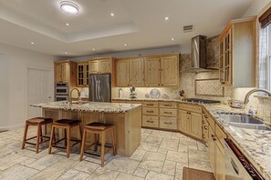 Fridge, microwave, oven, stovetop - Lakefront Stay for 12 with Private Ramp, Dock & Views (Kingsland)