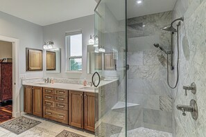 Shower, hair dryer, towels, shampoo - Lakefront Stay for 12 with Private Ramp, Dock & Views (Kingsland)