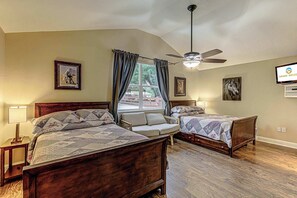 4 bedrooms, iron/ironing board, WiFi, bed sheets