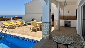 A rooftop terrace with a swimming pool, lounge chairs, a table, and a kitchen area. - R1384 | Casa Cleo nº 22 (Nerja)