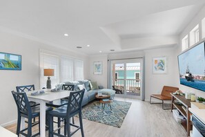Smart TV, books - Indian River Views  40 Steps to Pool (Jensen Beach)