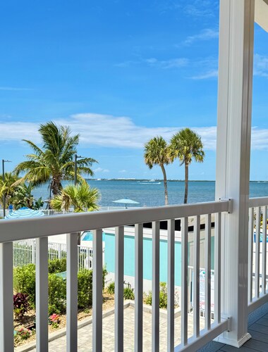 Coral Cottage~Family Friendly~Stunning Views~Resort Pool~Beaches~Bikes and Kayak