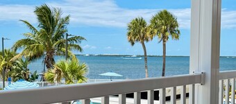 Coral Cottage~Family Friendly~Stunning Views~Resort Pool~Beaches~Bikes and Kayak