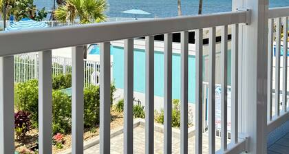 Coral Cottage~Family Friendly~Stunning Views~Resort Pool~Beaches~Bikes and Kayak
