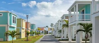 Coral Cottage~Family Friendly~Stunning Views~Resort Pool~Beaches~Bikes and Kayak