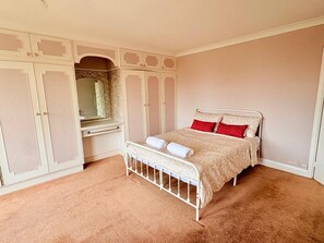 6 slaapkamers, een strijkplank/strijkijzer, gratis wifi, beddengoed