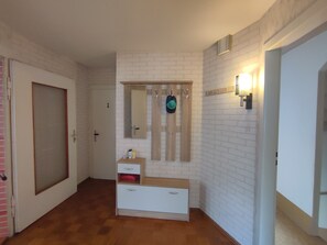 Suihku, hiustenkuivaaja, pyyhkeet, saippua