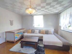 2 chambres, coffre-fort, fer et planche à repasser