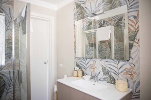 Shower, hair dryer, bidet, towels