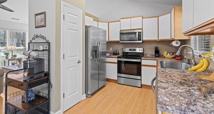 Charming 3-bedroom Home in Monroe with a Pool Table and Fire Pit, WiFi