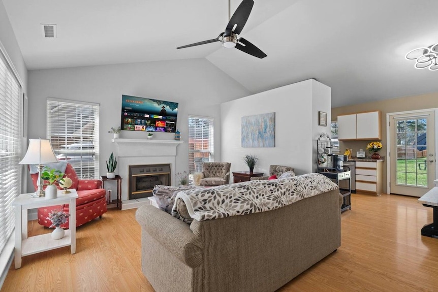 Charming 3-bedroom Home In Monroe With A Pool Table And Fire Pit, Wifi - Monroe, NC