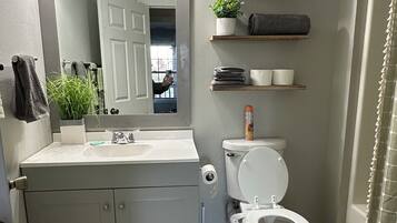 Bidé, handdukar, tvål och toalettpapper