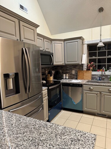 Charming 2-bedroom house in amazing London, KY with AC, WiFi