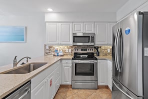 Townhome, Multiple Beds (Blue Surf 16B) | Private kitchen