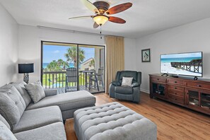 House, Multiple Beds (Blue Surf 16B) | Living area