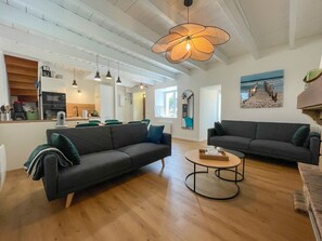 TV, fireplace - The Great Escape to Plouezec (Paimpol)