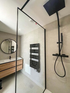 Een douche, handdoeken