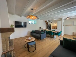 TV, fireplace - The Great Escape to Plouezec (Paimpol)