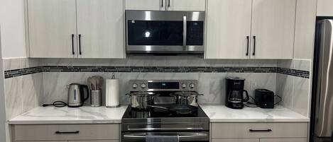 Micro-ondes, four, plaque de cuisson, lave-vaisselle