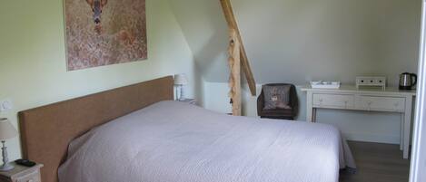 1 habitación, tabla de planchar con plancha, wifi gratis y ropa de cama