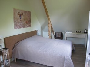 1 bedroom, iron/ironing board, free WiFi, bed sheets - Quiet Chambre des Daims (BERTHEN)
