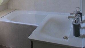 A bathroom with a bathtub and a sink. - Quiet Chambre des Daims (BERTHEN)