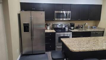 Micro-ondes, four, plaque de cuisson, lave-vaisselle